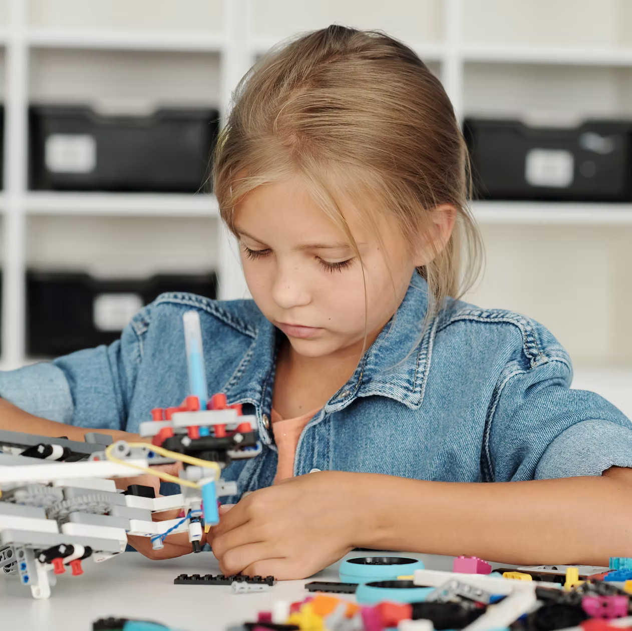 Mädchen baut ein Lego-Robotikmodell
